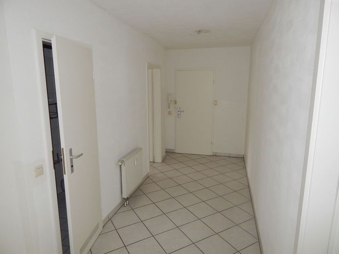 **Wohnfreundlicher Grundriss mit viel Tageslicht in fast zentraler Lage** – Flur