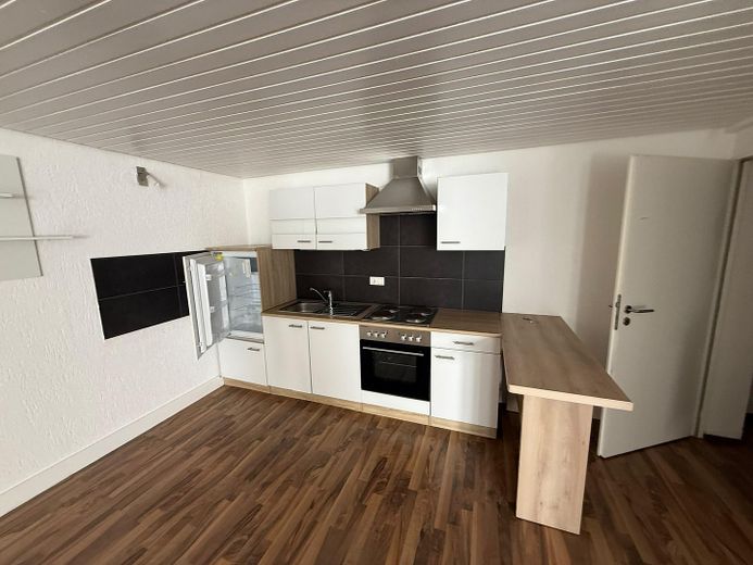 Helle Kellerwohnung mit Einbauküche und kleiner Terrasse – Foto 3