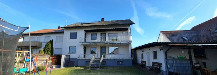 **PROVISIONSFREI** Top modern renoviertes Zweifamilienhaus in Breitengüßbach – Rückansicht Haus mit Garten