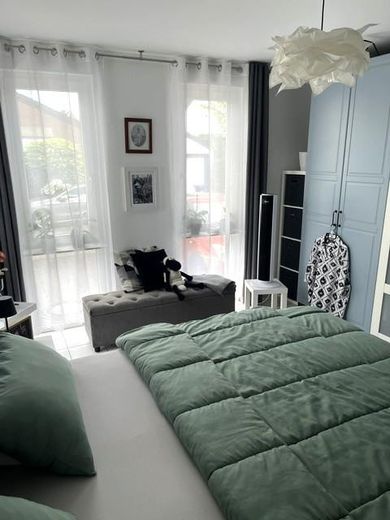 Hochwertige helle 3-Zi.-Whg., Einbauküche u. Balkon, in modernem 4-Fam.-Haus, Bestwohnlage Groovnähe – Schlafzimmer