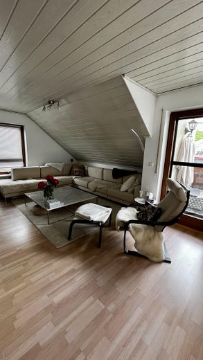 Lichtdurchflutete 3,5-Zimmer-Dachgeschosswohnung mit Balkon, Wärmepumpe und PV-Anlage – Wohnzimmer