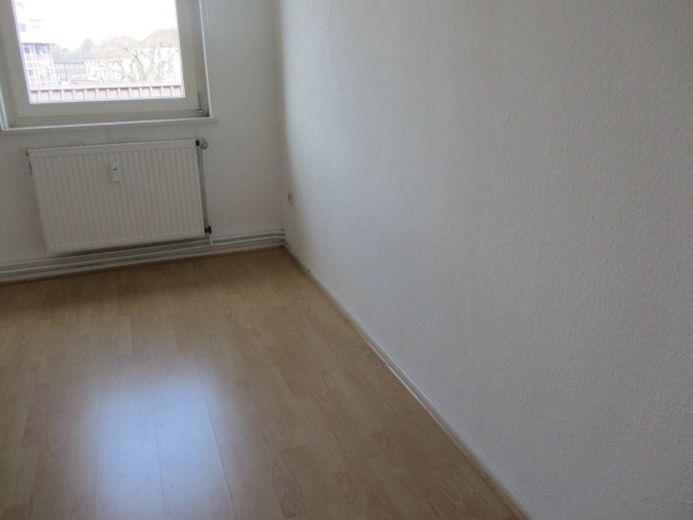 2-Zimmer in 3er WG, direkt neben der FH, Dachgeschoss, Zimmer Nr. 1 – Heise Immobilien - Vermietung WG-Zimmer - Direkt neben der HAWK
