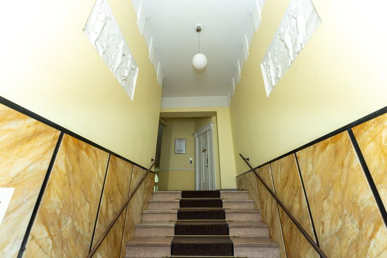 Provisionsfrei: Am Cosimaplatz in Friedenau, 2.5 Zimmer Altbau mit Balkon im 3.OG, Fernwärme – Der Treppenaufgang