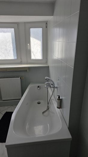 3-Zimmer, Balkon, Einbauküche & Tageslichtbad – Bad