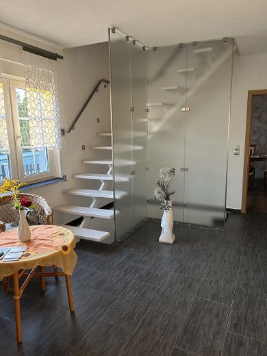 Nowoczesny solidny dom z 4 pokojami, basenem, wiatą na samochód i dużym ogrodem – Zdjęcie 20