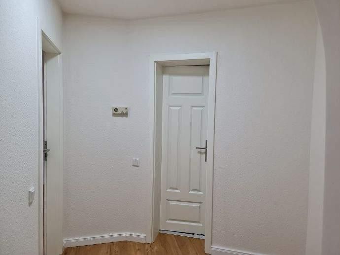 Attraktive Souterrain-2 Zi-Wohnung  88 qm in Jugenstil-Villa zu vermieten – 2. Flur
