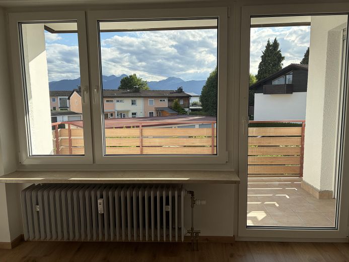 Mooie, ruime 3-kamerwoning 90m² met zuidwestbalkon en droomuitzicht in Rosenheim-Pang – Wohnzimmer