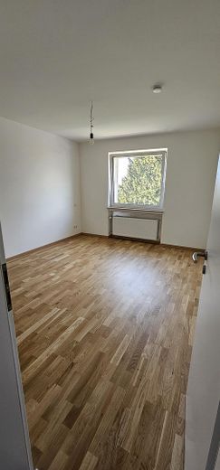 Modern saniertes Reihenhaus mit Garten in Wiesbaden-Südost – Elternschlafzimmer