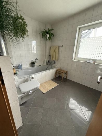 Affascinante, spaziosa casa unifamiliare in posizione centrale a 65779 Kelkheim Münster – 1.OG Badezimmer 1.2