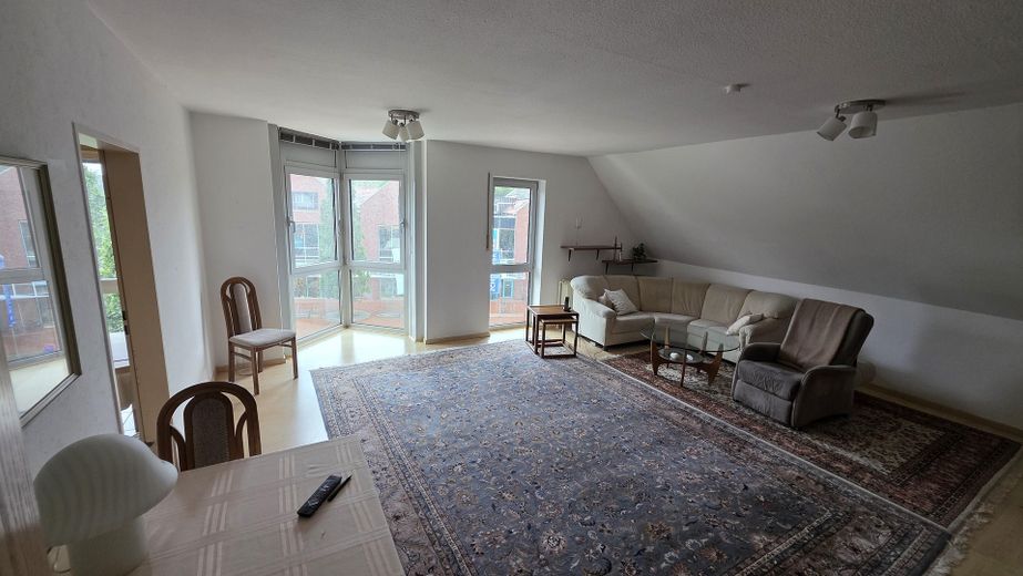 Luminoso apartamento de 3 habitaciones en el ático, 90 m², balcón, ascensor y cocina equipada – Spelle-Mitte, disponible a partir de octubre – Wohnzimmer mit viel Licht
