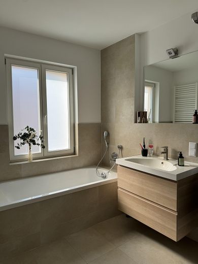 Elegante apartamento de 4 habitaciones en una ubicación céntrica – Badezimmer