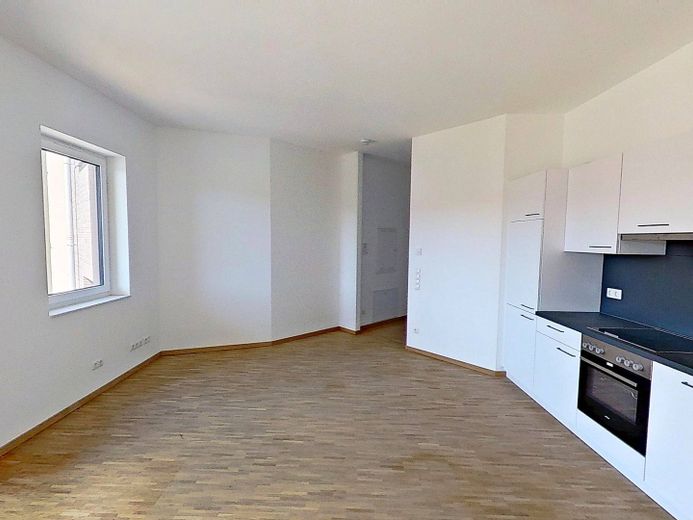 2-Zimmer-Neubauwohnung mit EINBAUKÜCHE und BALKON im Erstbezug *HERBSTSPECIAL: 13. Monatsmiete FREI* – Ansicht III: Wohn- und Esszim…
