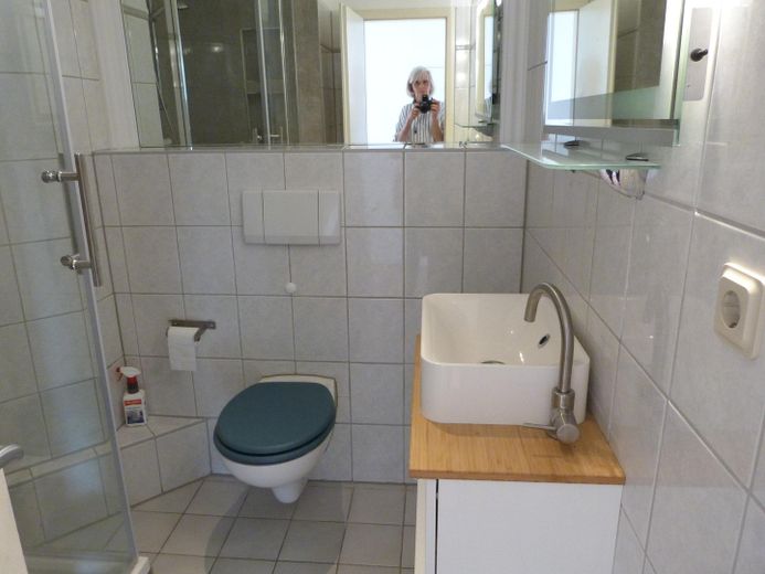 3-Zimmer Wohnung in Neuss befristet für 24 Monate zu vermieten – Gäste WC, Dusche, Becken 
