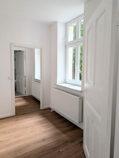 Stilvoll renovierter Altbau - Einzigartige 4-Raumwohnung bezugsfertig in der Greifswalder Innenstadt – Schlafzimmer mit Ankleide