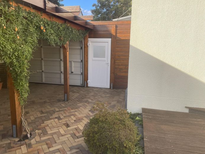 Modernes Einfamilienhaus mit viel Platz und idyllischem Garten, Kaufgrundstück – Carport mit Zugang zum Garten