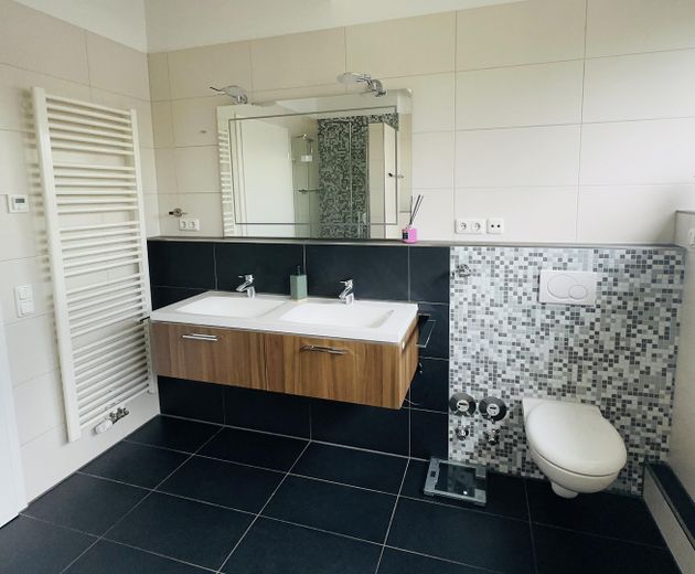 Provisionsfrei - Großzügige, lichtdurchflutete DG-Maisonette Wohnung - Fasangarten - provisionsfrei – Bad 1