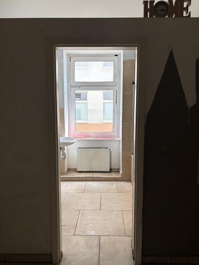 Centrale e tranquillo nell’edificio sul retro tra la metropolitana Bayerischer Platz e Eisenacher Str. – Blick ins helle Badezimmer