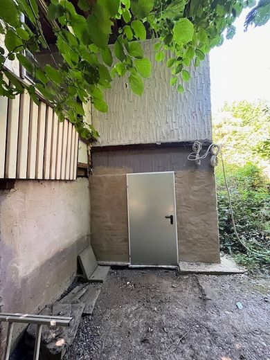 Satılık, boşaltılmış müstakil evli, tamamlanmaya hazır, rüya gibi bahçe arsası – Foto 9