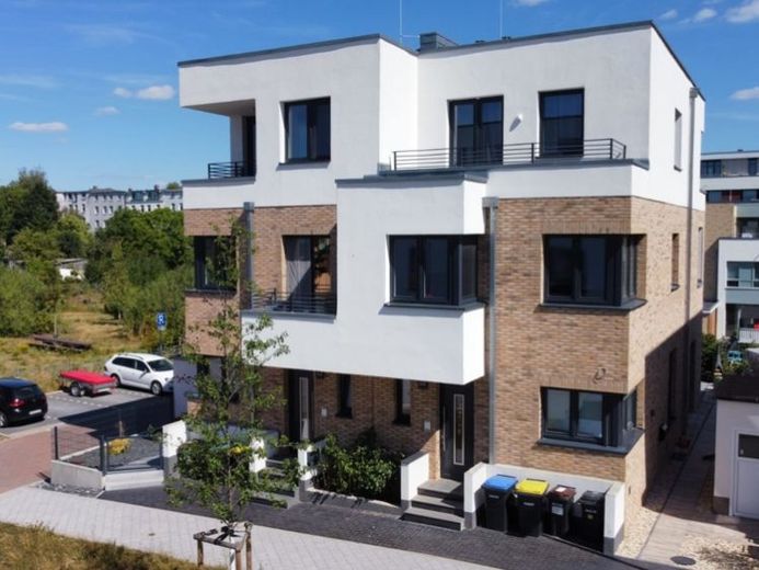 Modernes Townhouse mit Stil – 169 m² Wohnkomfort, Kamin & eigenem Garten in der Werdervorstadt – Foto 1