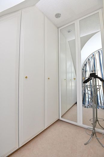 TOP-Villenanwesen in bester Lage von Alt-Oberneuland – Ankleide im Schlafzimmer