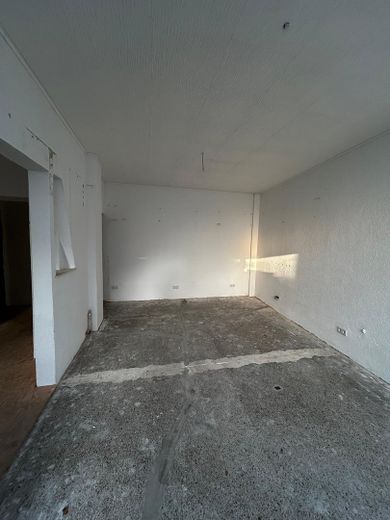 Kompaktes Ladenlokal in Düsseldorf-Rath – Bushaltestelle direkt vor der Tür – Raum 1: Eingang 