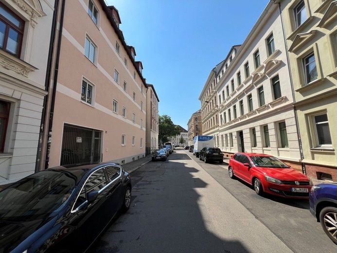 2-RAUM WOHNUNG MIT BALKON – Blick in die Straße