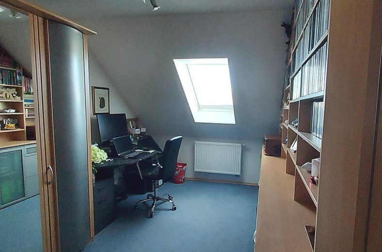 Casa pareada con cochera cubierta – Büro
