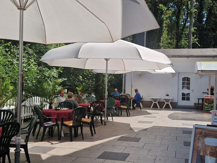 Restaurantimobilie mit viel Potential – Terrasse mit drei Großschirmen