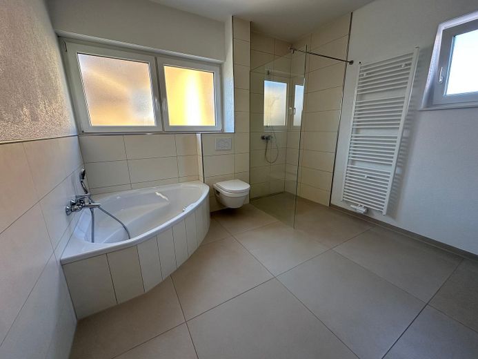 Moderno apartamento de 2,5 habitaciones en planta baja – Badezimmer