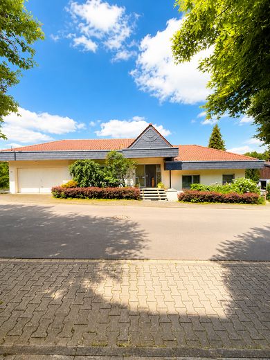 Provisionsfrei: Wohnen mit Weitblick – Einfamilienhaus mit Einliegerwohnung in Idstein-Heftrich – Hausansicht 