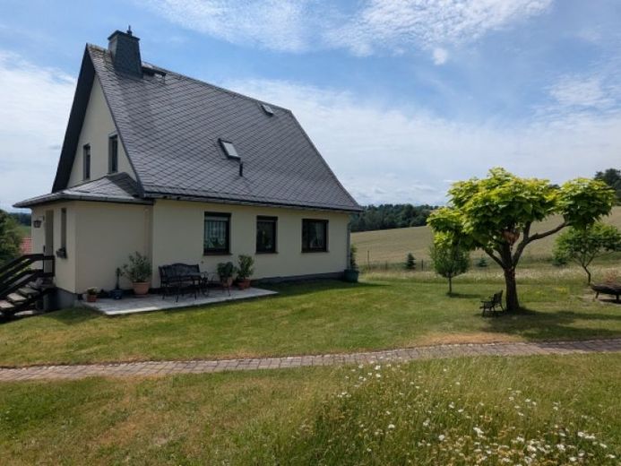 Traumhafte Feldrandlage! Gepflegtes Einfamilienhaus mit großem Grundstück, Garage und massivem Nebengebäude – Foto 1
