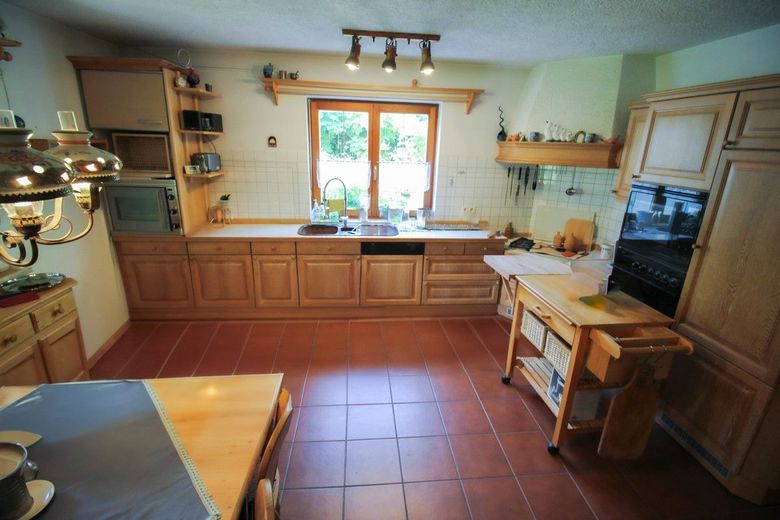 Familienfreundliches Einfamilienhaus in ruhiger Lage mit eingewachsenem Garten und Ausbaureserve – Wohnküche