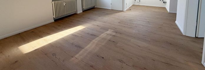 Appartement mansardé de 2 pièces entièrement rénové avec place de stationnement à Oberstenfeld – Wohnzimmer