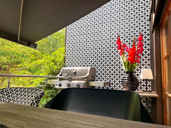 Architektur trifft Privatsphäre – besonderes Einfamilienhaus mit Pool, Sauna und Garten im Grünen – Balkon mit Grillbereich