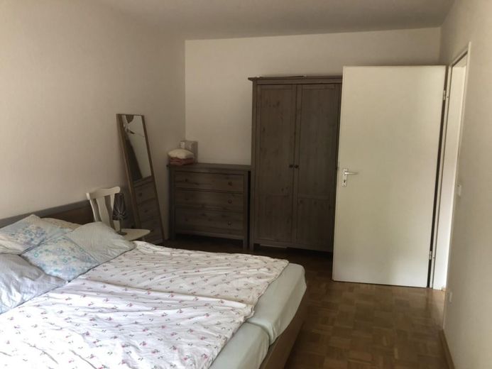 Bezugsfreie zentrale 2 Zimmerwohnung im Grünen – Schlafzimmer