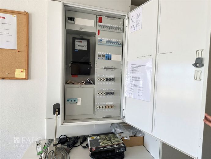 Gewerbe- und Wohnimmobilie mit Veranstaltungseinrichtungen – Sicherungskasten Werkstatt