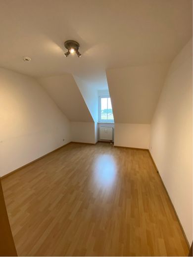 Helle 2-Zimmer-Dachgeschosswohnung mit Balkon und Stellplatz in zentraler Lage von Röthenbach – Schlafzimmer