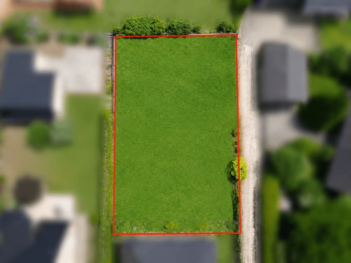 Verwirklichen Sie Ihren Traum vom Eigenheim-Baugrundstück in zweiter Reihe in Fredersdorf-Vogelsdorf – Luftaufnahme Grundstück