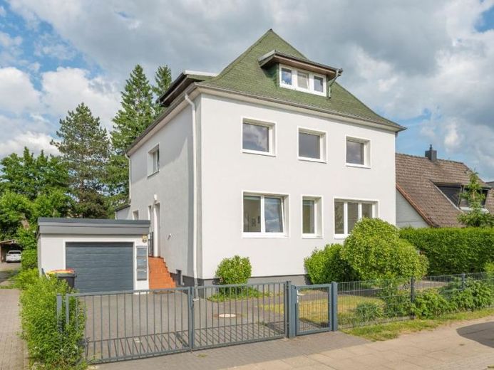 Casa plurifamiliare con tre appartamenti a Rahlstedt – Foto 1