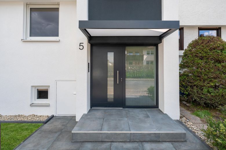 Exklusiv modernisierte 4-Zimmer-Wohnung mit Balkon in ruhiger Wohnlage – Erstbezug – Hausansicht