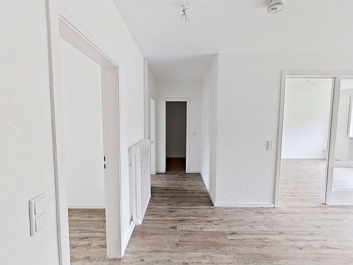 **Bis zu 3 NKM FREI** Charmante 3-Zimmer-Erdgeschosswohnung mit LOGGIA und EBK – Ansicht III: Flur und Abstell…
