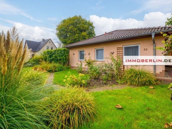 IMMOBERLIN.DE - Berlin çevresindeki Speckgürtel’de bahçe idili ve kış bahçeli büyüleyici bungalov – Fotoğraf 1