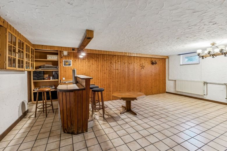 Großes Einfamilienhaus mit Einliegerwohnung, Garage, Carport, Keller und Kamin – KG Partyraum