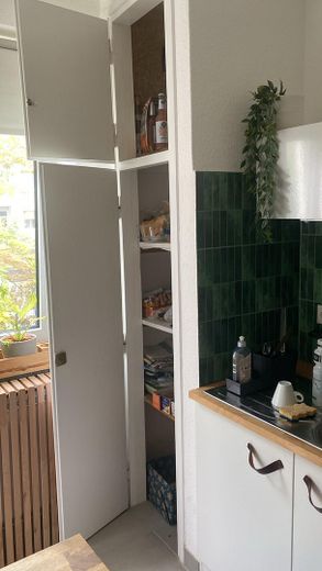 Agradable vivienda de 4 habitaciones con balcón en Hildesheim – Küche mit Speisekammer
