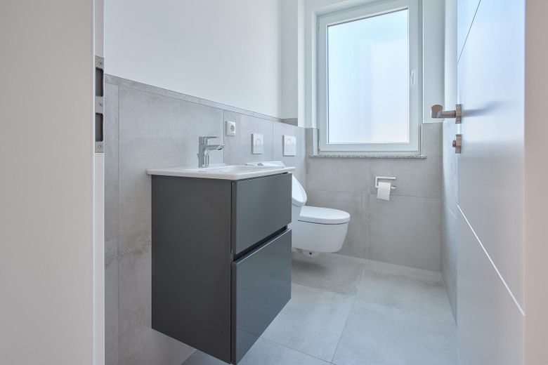 Einzigartige Dachterrassenwohnung - 3-FH - Erstbezug – Gäste-WC mit Urinal