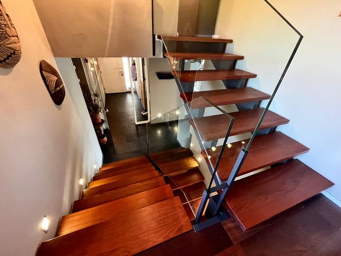 Holztreppe mit Glasgeländer