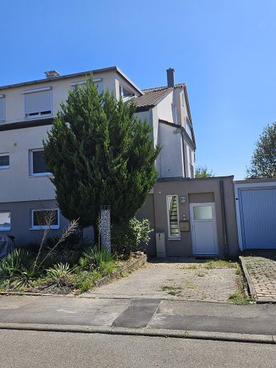 Großzügige Maisonette im Architektenhaus mit Kamin, Balkon & Albblick – ideal für 1–2 Personen – Hauseingang