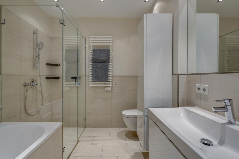 Über den Dächern von Schmargendorf – großzügige Maisonettewohnung mit Galerie & Dachterrasse – Bad en suite