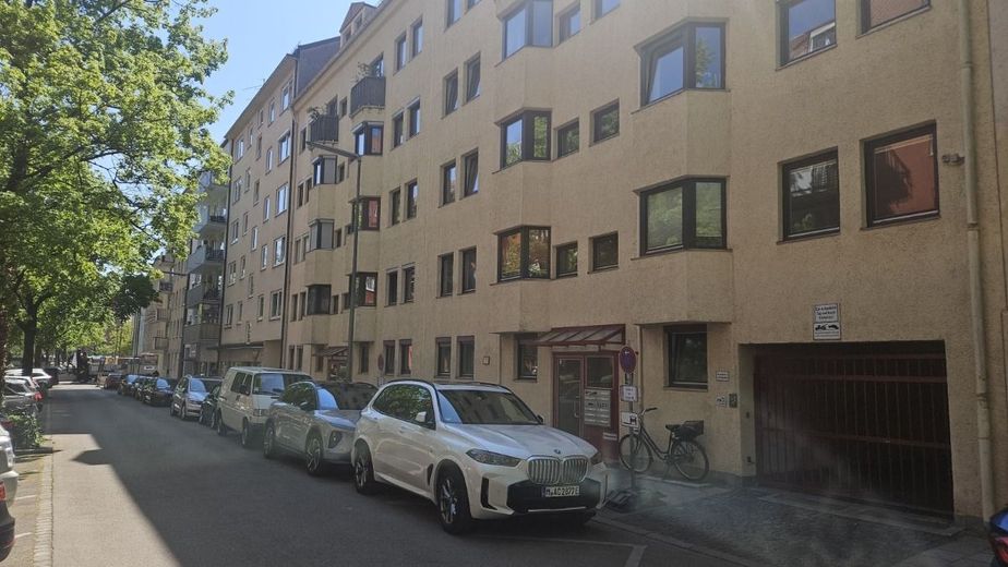 *** hell &amp; großzügig *** Lichtdurchflutete isarnahe Wohnung in der Au – Blick von der Straße