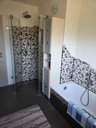 Tanto spazio, tante possibilità: casa plurifamiliare con ampio terreno! – EG Bad
